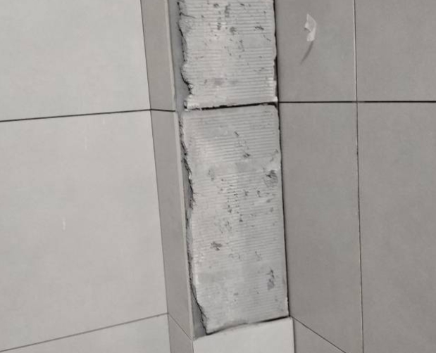 下城瓷砖空鼓维修公司分享下瓷砖施工前基层浇水润湿程度不足，可能导致以下问题