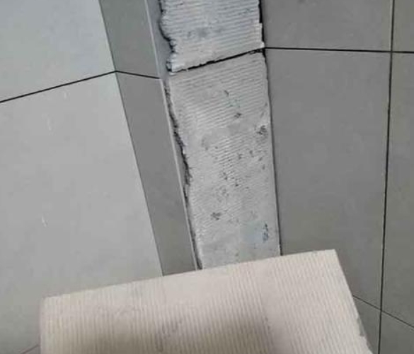 下城瓷砖空鼓维修公司分享下厨房瓷砖脱落的补救措施。